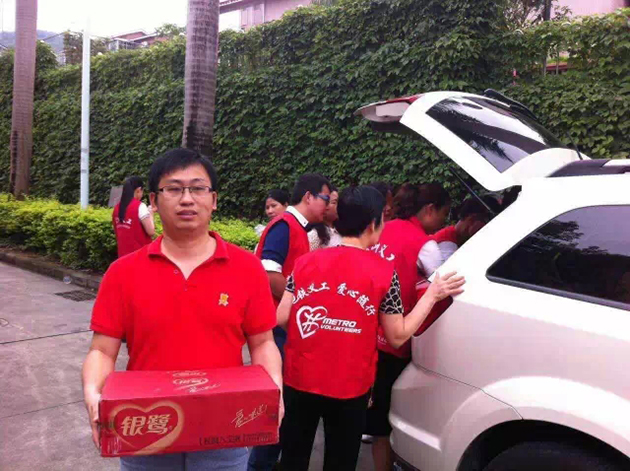 牛商網小伙伴送食品和物資