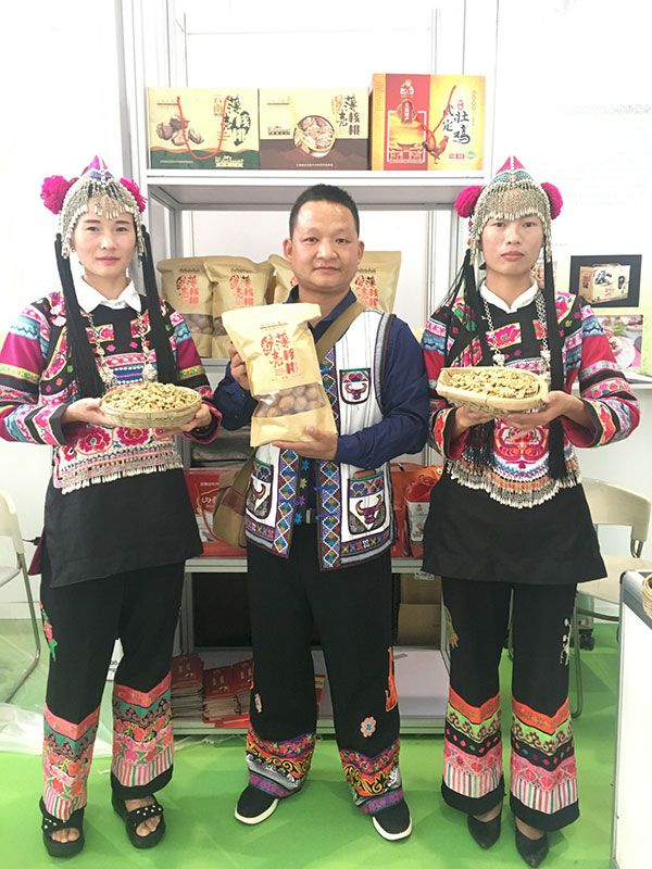 魯紹榮（中）-云南武定縣白路鄉(xiāng)中溝核桃種植合作社負責(zé)人